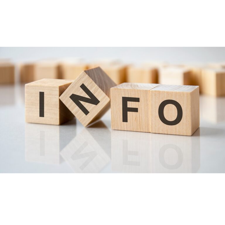 Holzwürfel mit der Aufschrift „INFO“ symbolisieren eine sachliche Information oder Mitteilung.