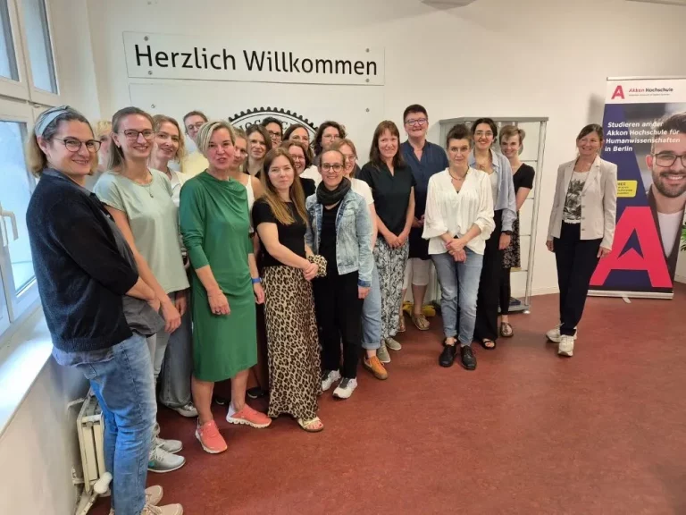 Gruppenfoto von Teilnehmenden einer Veranstaltung an der Akkon Hochschule in einem Innenraum.