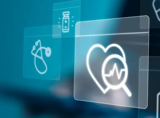 Transparente, digital wirkende Gesundheitsicons vor blauem Hintergrund: ein Herz mit Herzfrequenzsymbol unter einer Lupe, daneben ein Stethoskop- und ein Medikamenten-Icon, die wie schwebende Fenster angezeigt werden.