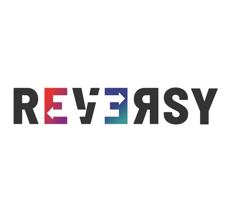 Logo „REVERSY“ mit spiegelverkehrter Typografie und farbigen Pfeilelementen, die eine Umkehrbewegung symbolisieren.