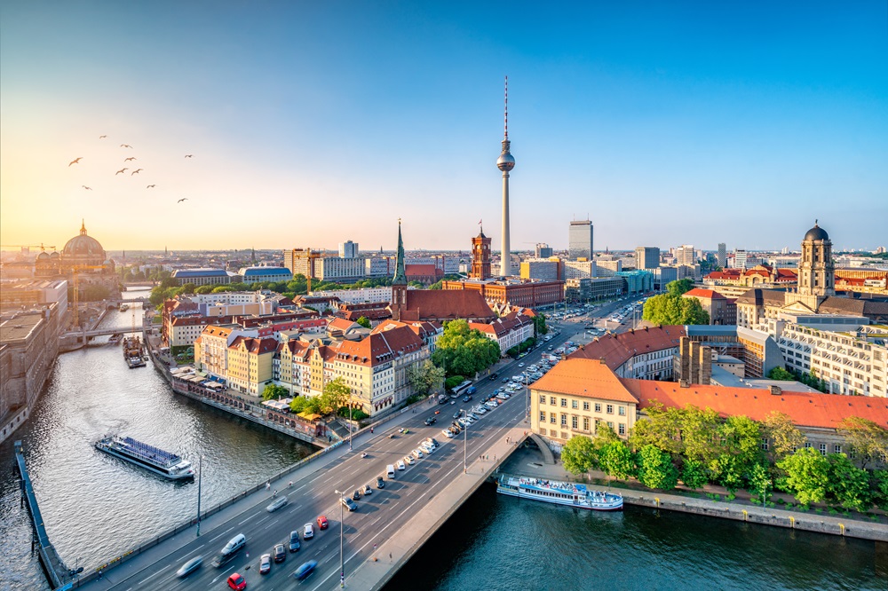 Panoramablick auf die Berliner Innenstadt mit dem Fernsehturm, der Spree und historischen sowie modernen Gebäuden bei Tageslicht.