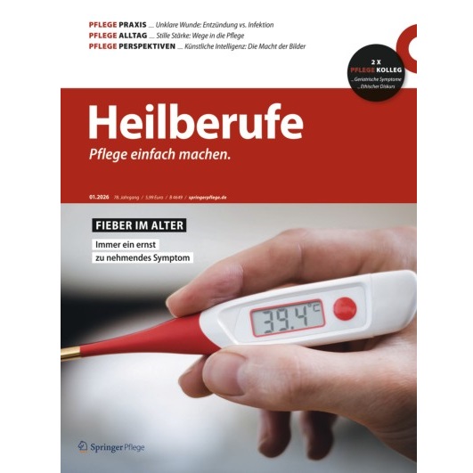 Titelbild der Fachzeitschrift „Heilberufe“ (Ausgabe 01/2026) von Springer Pflege mit einer Nahaufnahme eines digitalen Fieberthermometers, das eine Temperatur von 39,4 Grad Celsius anzeigt. Schwerpunkt des Hefts ist das Thema Fieber im Alter.