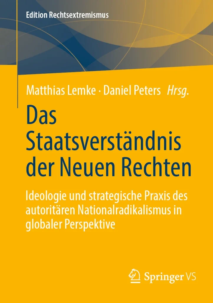 Buchcover des Sammelbands „Das Staatsverständnis der Neuen Rechten“. Herausgegeben von Matthias Lemke und Daniel Peters. Der Untertitel lautet „Ideologie und strategische Praxis des autoritären Nationalradikalismus in globaler Perspektive“. Gelb-blaues Coverdesign, Verlag Springer VS.