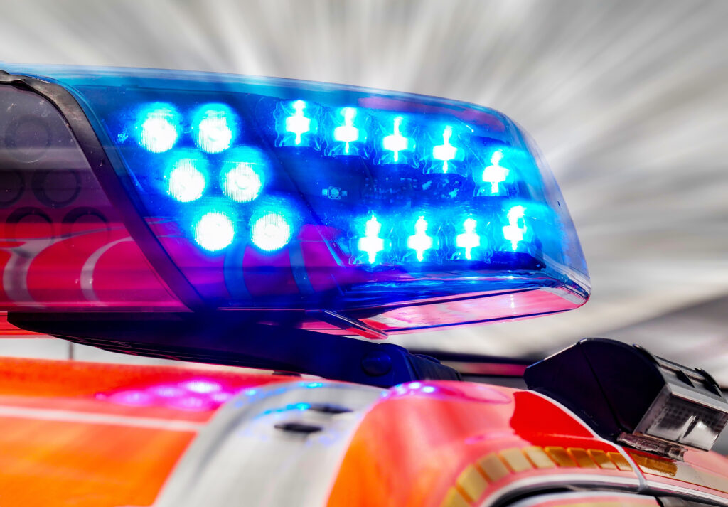 Blaulicht eines Einsatzfahrzeugs mit eingeschalteter Warnbeleuchtung.