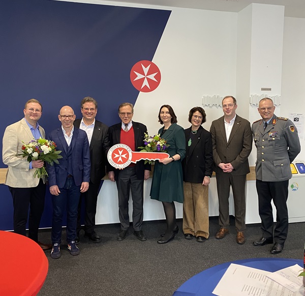 Gruppenfoto mit Vertreterinnen und Vertretern der Akkon Hochschule und der Johanniter bei der Standorteröffnung.