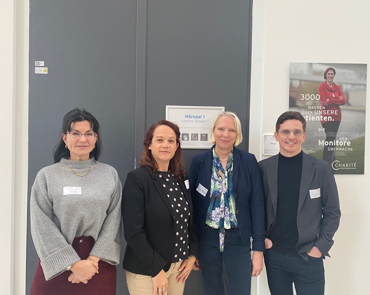 Vier Professor*innen der Akkon Hochschule bei der Tagung zum D-A-CH-Austausch zur hochschulischen Pflegebildung an der Charité in Berlin.