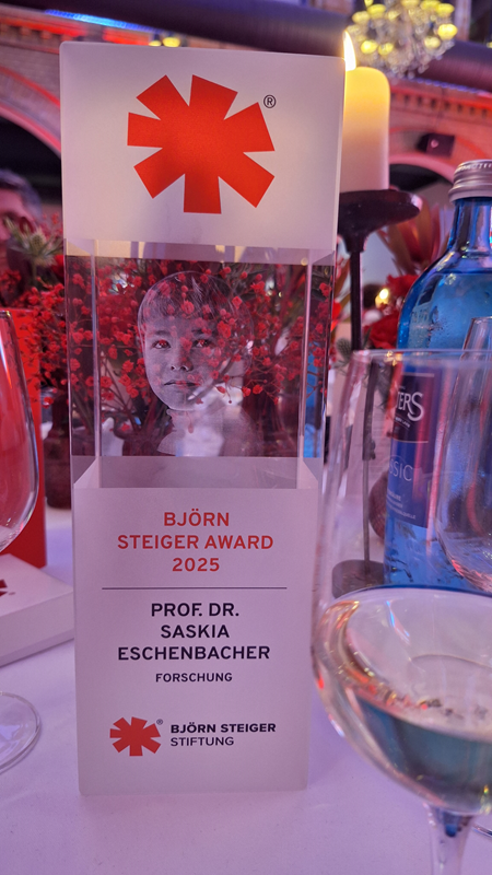 Gläserner Björn Steiger Award mit der Gravur „Prof. Dr. Saskia Eschenbacher“ bei der Preisverleihung 2026.