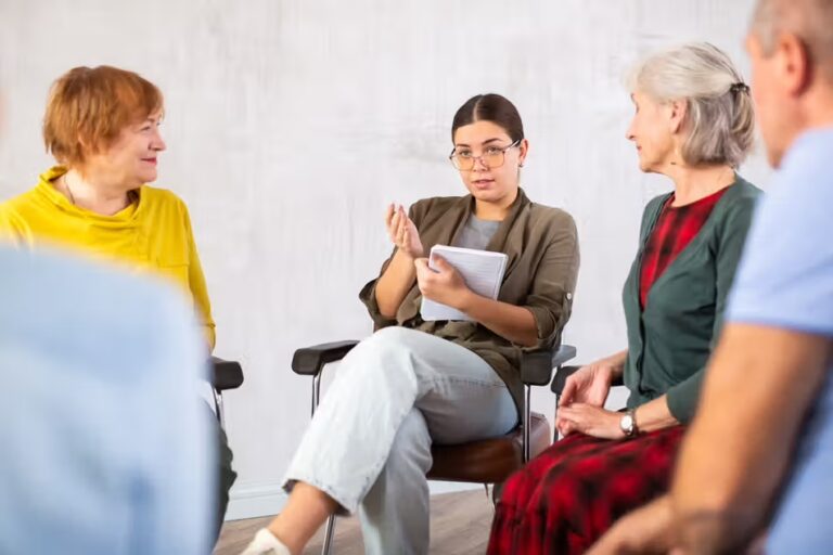 Therapie- oder Beratungsgespräch mit mehreren Personen in einer Gruppe