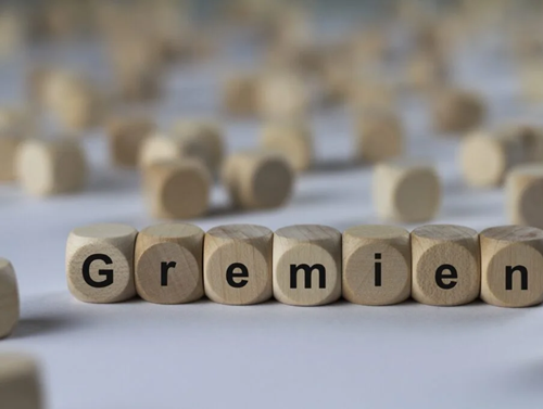 Holzwürfel mit der Aufschrift „Gremien“ auf neutralem Hintergrund