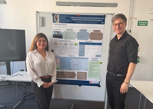 Zwei Studierende präsentieren ihr Posterprojekt im Studiengang Pädagogik im Gesundheitswesen