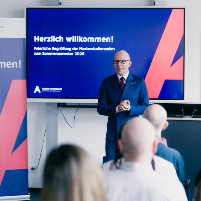 Begrüßung neuer Studierender zum Start des Sommersemesters an der Akkon Hochschule in Berlin