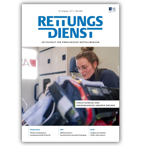 Titelbild der Fachzeitschrift „Rettungsdienst“ mit einer Einsatzkraft im Rettungswagen. Die Ausgabe behandelt Themen aus Notfallmedizin, Rettungsdienst und präklinischer Versorgung.