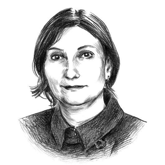 Schwarz-weiße gezeichnete Porträtdarstellung einer Frau mit mittellangen, zurückgebundenen Haaren und dunkler Bluse. Die Illustration zeigt die Person frontal mit neutralem Gesichtsausdruck in einem skizzenhaften Zeichenstil.