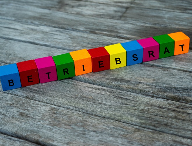 Farbige Holzwürfel mit Buchstaben auf dem das Wort Betriebsrat abgebildet ist, Abstrakte Illustration