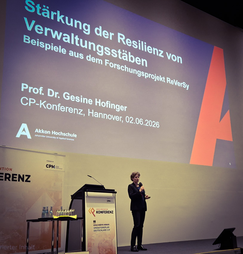 Präsentationsfolie des Vortrags von Prof. Dr. Gesine Hofinger auf der CP-Konferenz der Interschutz 2026. Der Vortrag trägt den Titel „Stärkung der Resilienz von Verwaltungsstäben“ und stellt erste Ergebnisse des Forschungsprojekts ReVerSy vor.