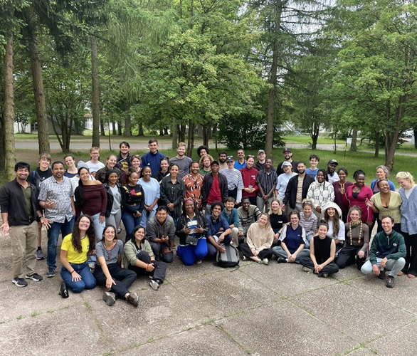 Teilnehmende des ASA-Programms versammeln sich während des internationalen Vor-Ort-Seminars am Werbellinsee zu einem Gruppenfoto im Freien. Die Stipendiat*innen aus verschiedenen Ländern tauschten sich zu internationaler Zusammenarbeit, sozialer Gerechtigkeit und interkulturellem Lernen aus.