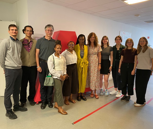Gruppenfoto mit Roisa Kerubo vom CentrumBerliner Medical Center in Kenia sowie Forschenden, Stipendiat*innen und Partnern des IRIA der Akkon Hochschule während eines Austauschs zu Global Health, Frauengesundheit und internationaler Zusammenarbeit in Berlin.