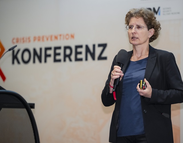 Prof. Dr. Gesine Hofinger von der Akkon Hochschule für Humanwissenschaften präsentiert auf der CP-Konferenz im Rahmen der Interschutz 2026 erste Ergebnisse des Forschungsprojekts ReVerSy zur Resilienz von Verwaltungsstäben im Bevölkerungsschutz.