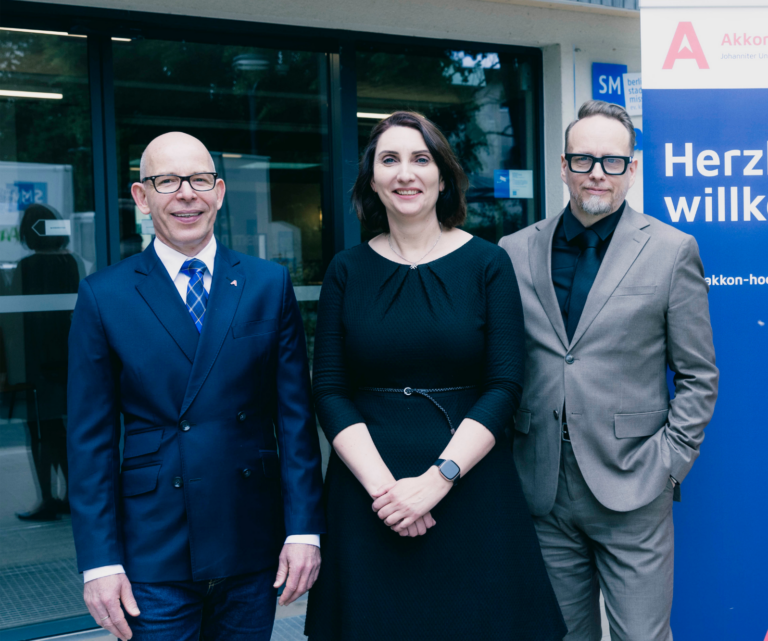 Foto: v. l. n. r.: Prof. Dr. Andreas M. Bock, Präsident der Akkon Hochschule für Humanwissenschaften, Andrea Ferber, Geschäftsführerin, und Matthias Haenisch, Kanzler