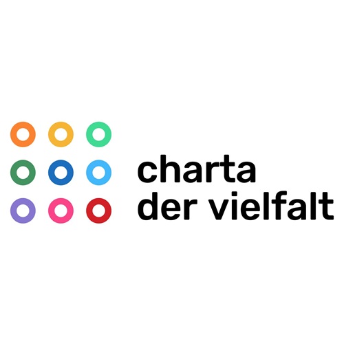 Das Logo der Charta der Vielfalt mit bunten Kreisen und dem Schriftzug „Charta der Vielfalt“. Die Initiative setzt sich für Anerkennung, Wertschätzung und Chancengerechtigkeit in Organisationen und Unternehmen ein. Die Akkon Hochschule ist Unterzeichnerin der Charta der Vielfalt.
