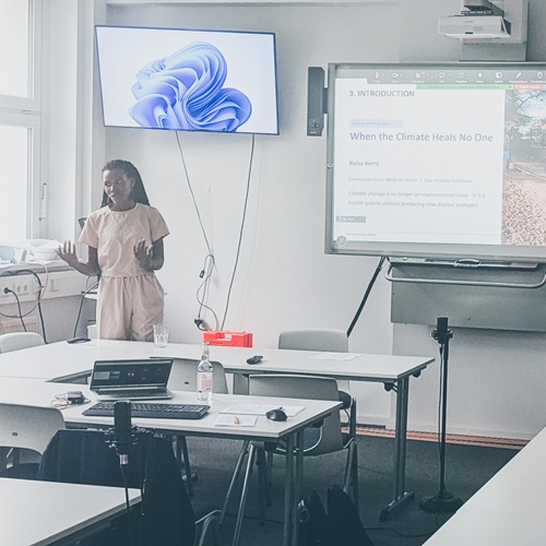 Referentin präsentiert beim Akkon Aspekte Abend zum Thema „Feeding a Warming World: Climate Change and the Future of Nutrition“ im Seminarraum der Akkon Hochschule.