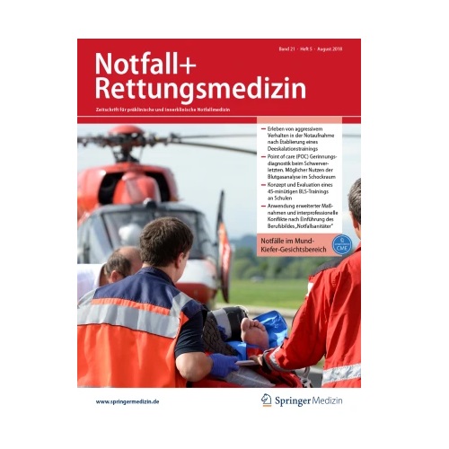 Titelseite der Fachzeitschrift Notfall + Rettungsmedizin mit einem Foto eines Rettungseinsatzes. Im Vordergrund versorgen Einsatzkräfte eine Person, im Hintergrund ist ein Rettungshubschrauber zu sehen. Die Ausgabe enthält den wissenschaftlichen Fachbeitrag von Andrea Schneemilch zur Rolle von Notfallsanitäter*innen in der komplementären Versorgung.