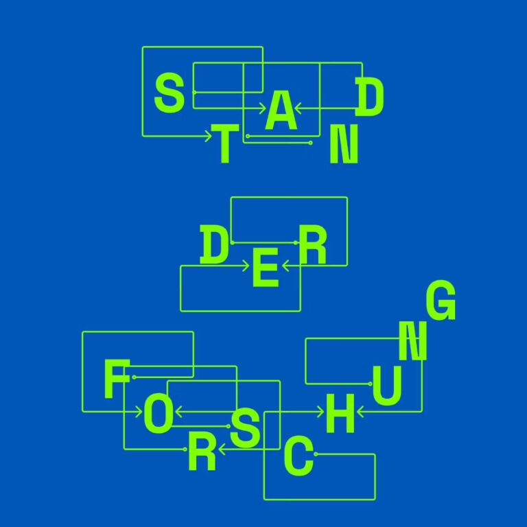 Grafische Darstellung mit verstreut angeordneten, leuchtend grünen Buchstaben und transparenten Begrenzungsrahmen auf blauem Hintergrund. Die Buchstaben sind Teil einer Visualisierung zur automatischen Texterkennung oder Objekterkennung.