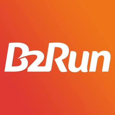 Weißes B2Run-Logo auf orange-rotem Hintergrund.