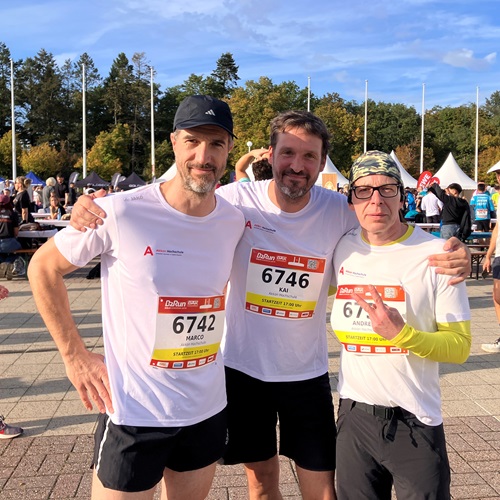 Drei Mitarbeitende der Akkon Hochschule nach ihrer Teilnahme am B2Run Berlin 2026 vor dem Berliner Olympiastadion.