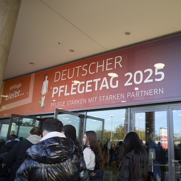 Besucher*innen beim Deutschen Pflegetag 2025 im hub27 in Berlin.