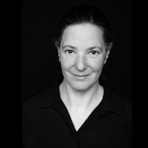 Schwarz-Weiß-Porträt von Dr. Susanne Look vor dunklem Hintergrund.
