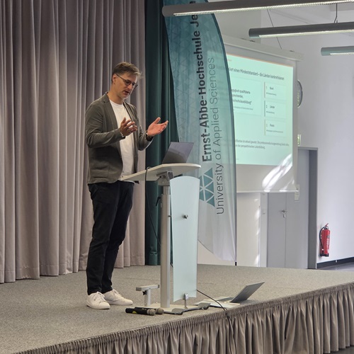 Prof. Dr. Gordon Heringshausen bei seinem Keynote-Vortrag zum Thema „Perspektiven für eine zukunftsfähige Lehre im Rettungswesen“ auf dem bundesweiten Symposium in Jena.