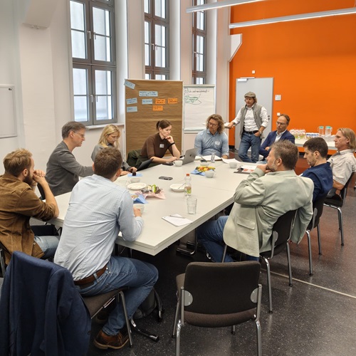 Teilnehmende des bundesweiten Symposiums zur hochschulischen Bildung im Rettungswesen bei der gemeinsamen Workshop-Arbeit in Jena.