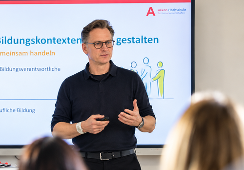Prof. Dr. Gordon Heringshausen leitet einen Workshop zu Teamprozessen in Bildungskontexten beim Symposium Berufliche Bildung der Johanniter in Hannover.