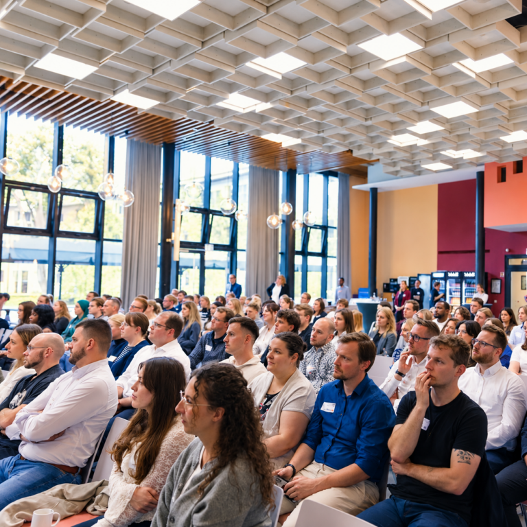 Neue Studierende sowie Lehrende und Mitarbeitende der Akkon Hochschule bei der Immatrikulationsfeier zum Wintersemester 2026/27 in Berlin.